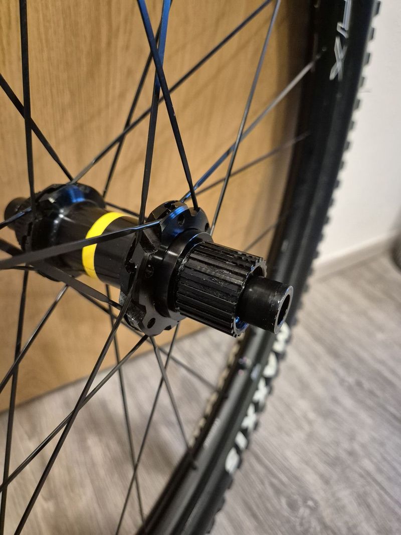 Zapletené zadní kolo Mavic Crossmax 29"