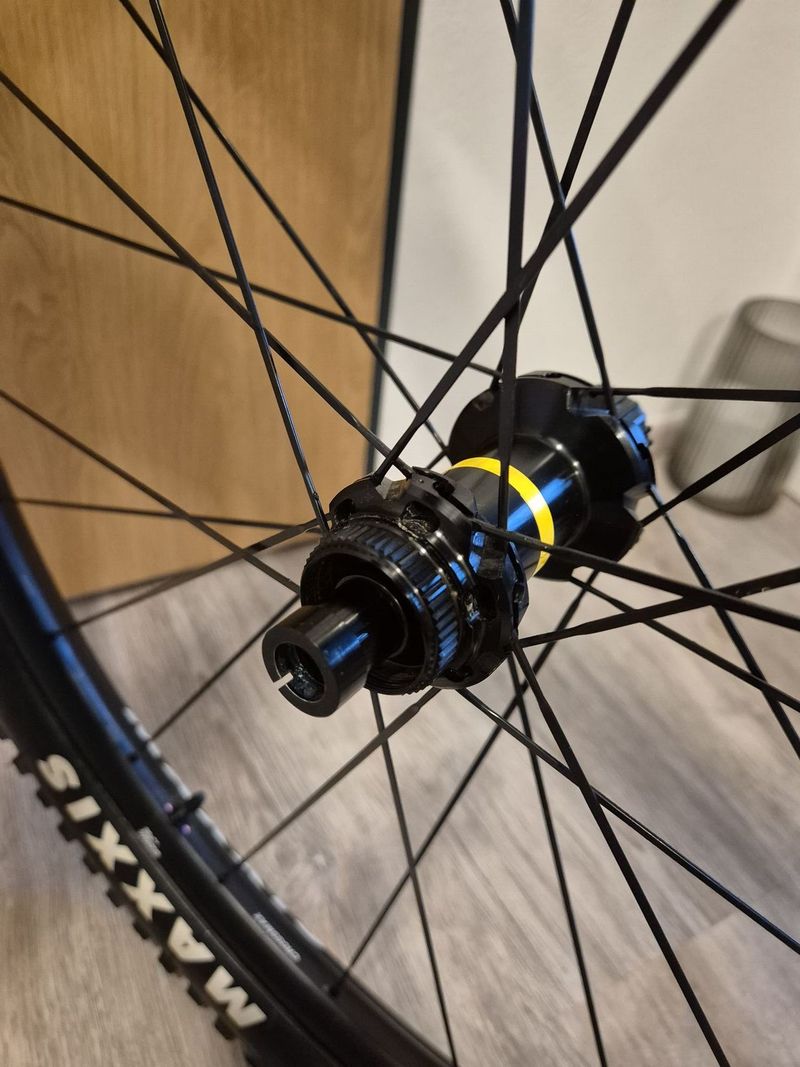 Zapletené zadní kolo Mavic Crossmax 29"