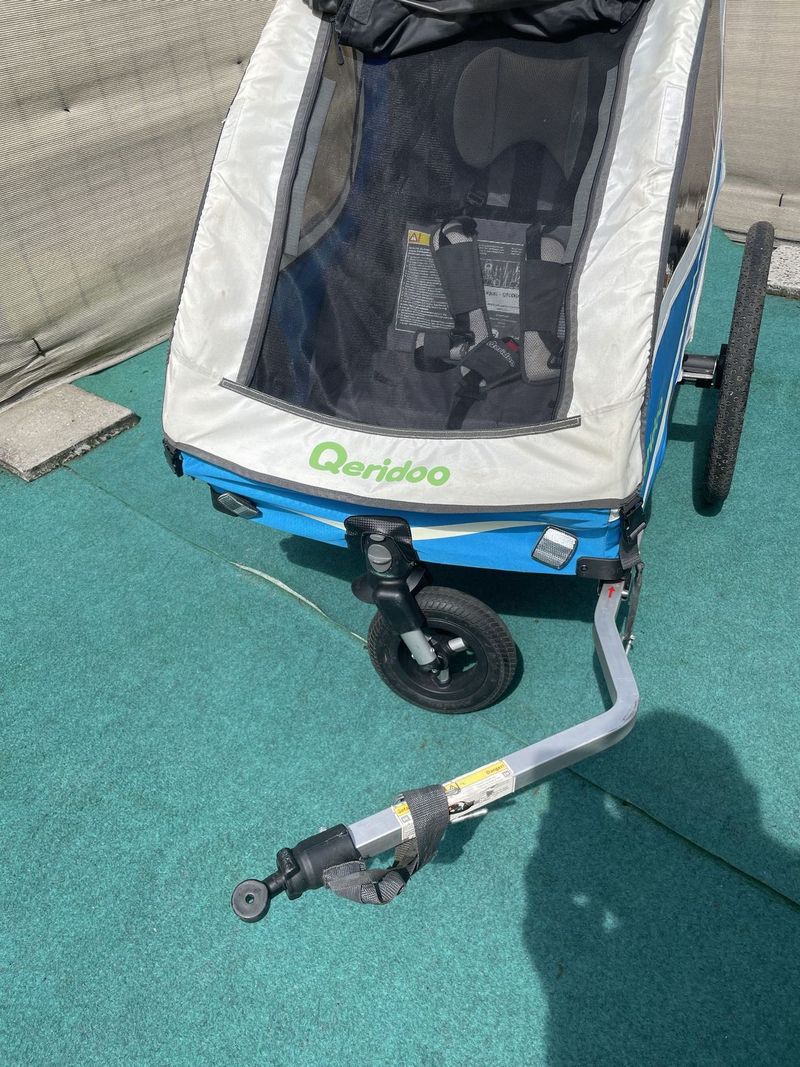 Prodáme vozík Qeridoo Kidgoo 2 – spolehlivý parťák na vaše rodinné výlety