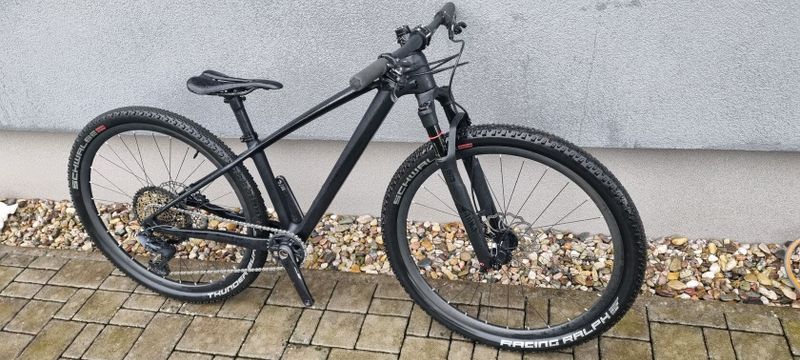 Juniorské závodní karbonové kolo