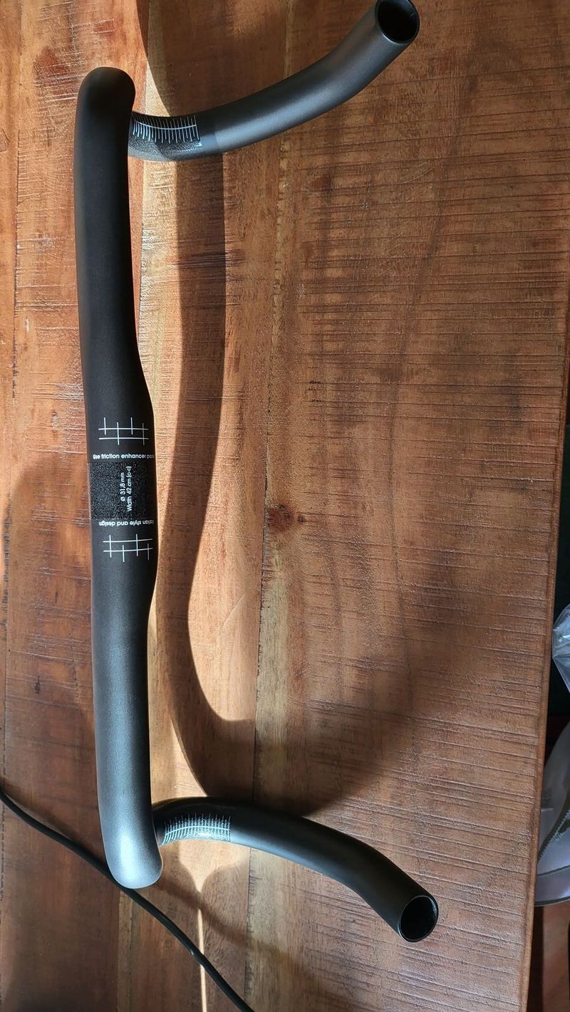 Karbonové řídítka 42 cm