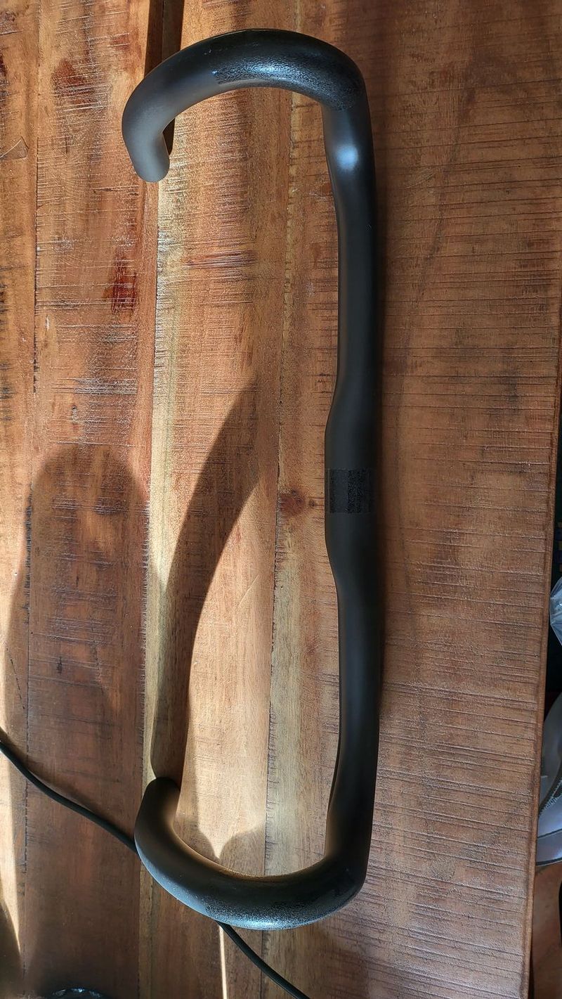 Karbonové řídítka 42 cm