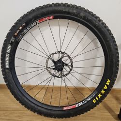 Prední zapletené kolo DT Swiss XM481 27,5" + Maxxis Minion DHF 2,4 Tubelles