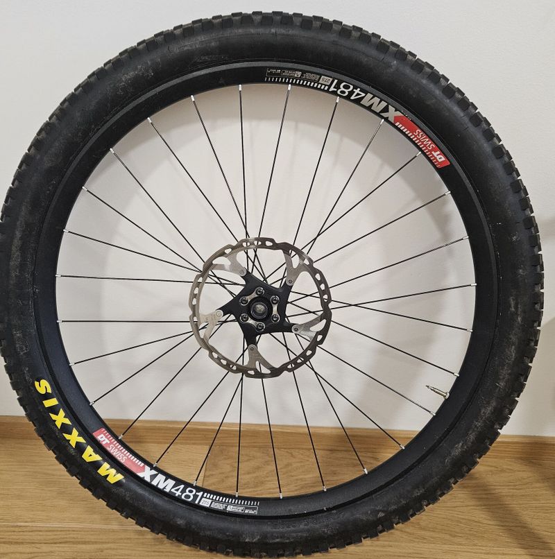 Prední zapletené kolo DT Swiss XM481 27,5" + Maxxis Minion DHF 2,5 Tubelles