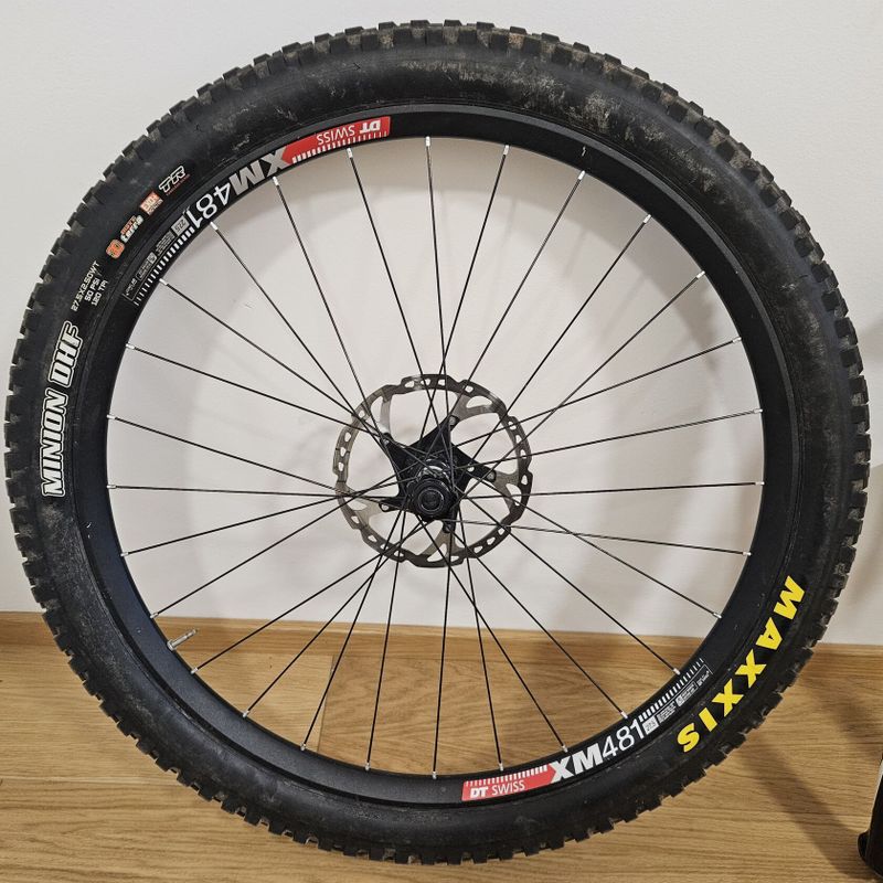 Prední zapletené kolo DT Swiss XM481 27,5" + Maxxis Minion DHF 2,5 Tubelles