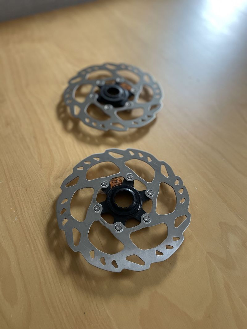 SHIMANO Brzdový kotouč SM-RT70S 160mm Center Lock Ice Tech (vnější utahování) - sundané z kola