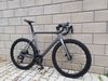 Nová celokarbonová silnička (včetně karbonových kol) R15 Pro, elektrické řazení Wheeltop 2x12 