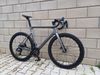 Nová celokarbonová silnička (včetně karbonových kol) R15 Pro, elektrické řazení Wheeltop 2x12 