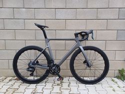 Nová celokarbonová silnička (včetně karbonových kol) R15 Pro, elektrické řazení Wheeltop 2x12 