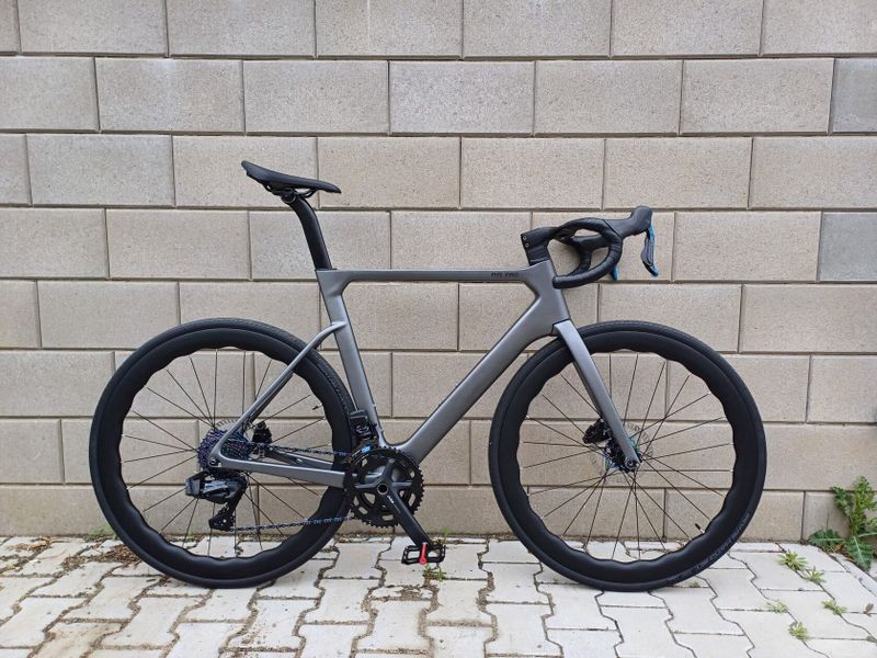 Nová celokarbonová silnička (včetně karbonových kol) R15 Pro, elektrické řazení Wheeltop 2x12 