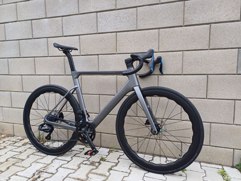 Nová celokarbonová silnička (včetně karbonových kol) R15 Pro, elektrické řazení Wheeltop 2x12 