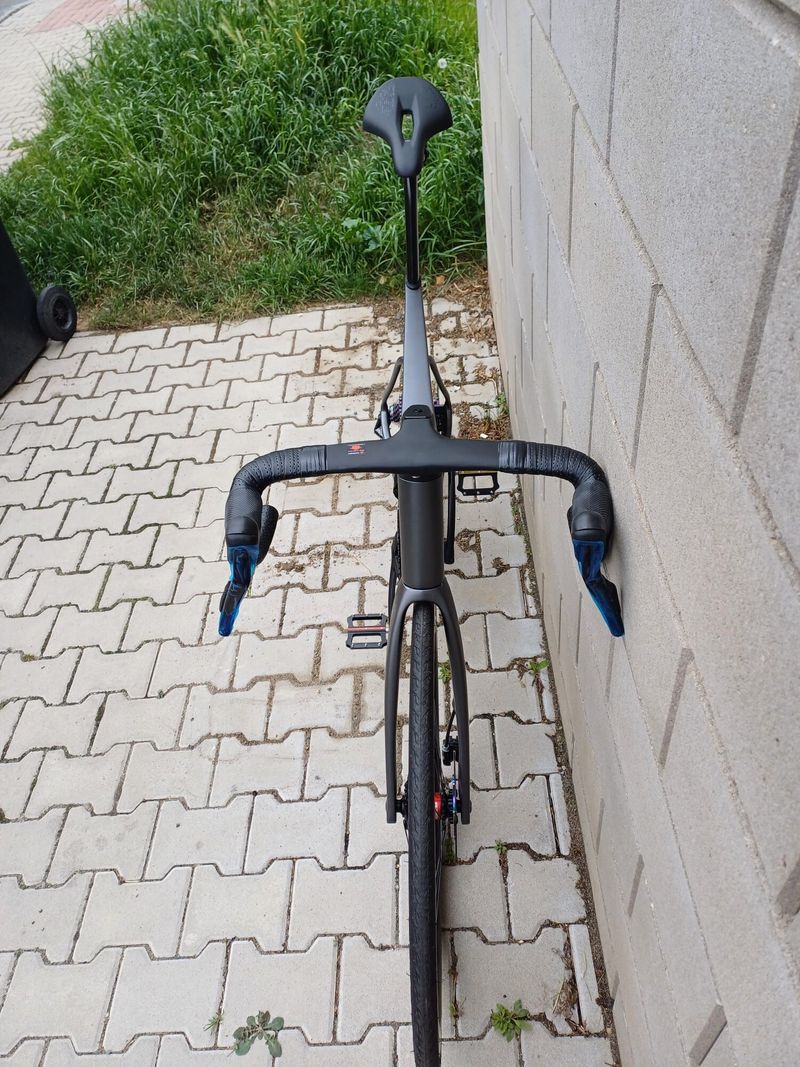 Nová celokarbonová silnička (včetně karbonových kol) R15 Pro, elektrické řazení Wheeltop 2x12 