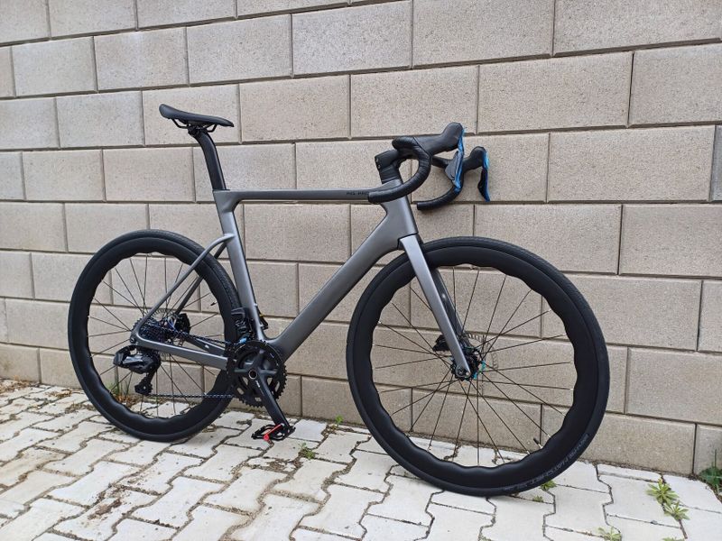 Nová celokarbonová silnička (včetně karbonových kol) R15 Pro, elektrické řazení Wheeltop 2x12 