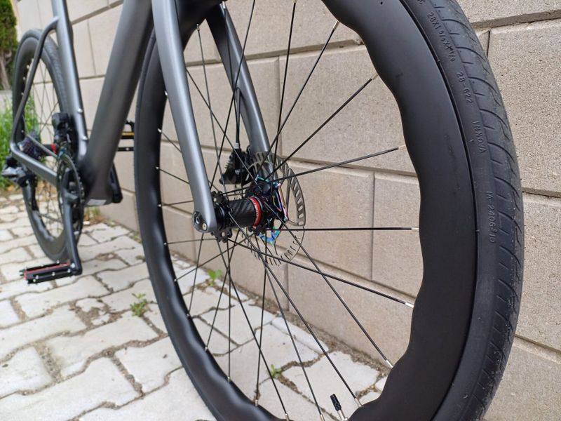 Nová celokarbonová silnička (včetně karbonových kol) R15 Pro, elektrické řazení Wheeltop 2x12 