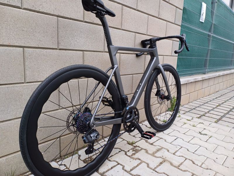 Nová celokarbonová silnička (včetně karbonových kol) R15 Pro, elektrické řazení Wheeltop 2x12 