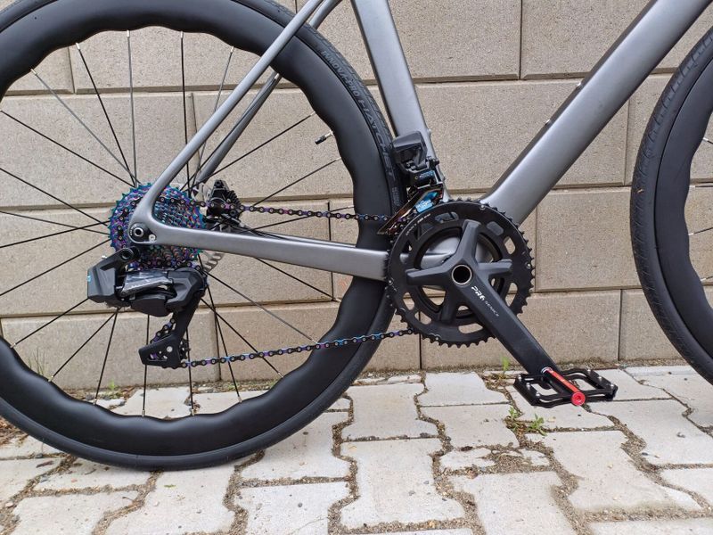 Nová celokarbonová silnička (včetně karbonových kol) R15 Pro, elektrické řazení Wheeltop 2x12 