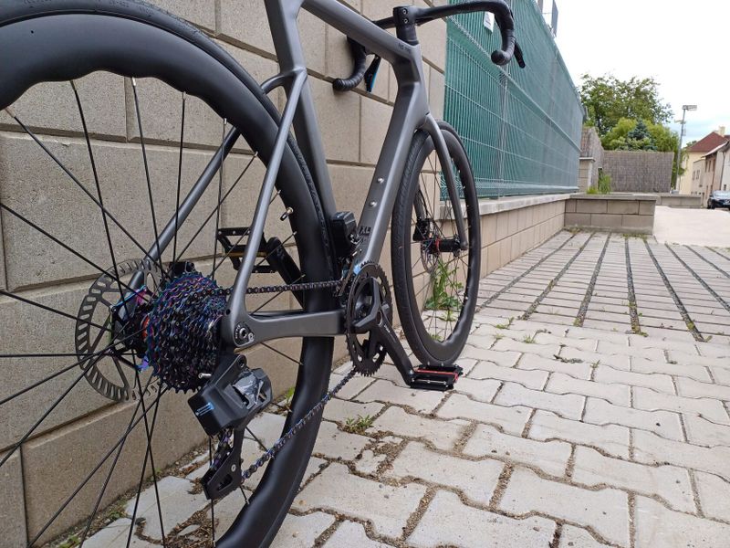 Nová celokarbonová silnička (včetně karbonových kol) R15 Pro, elektrické řazení Wheeltop 2x12 