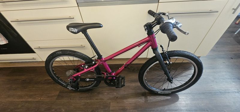 Lehké dětské kolo 20. Kola růžové holčičí 