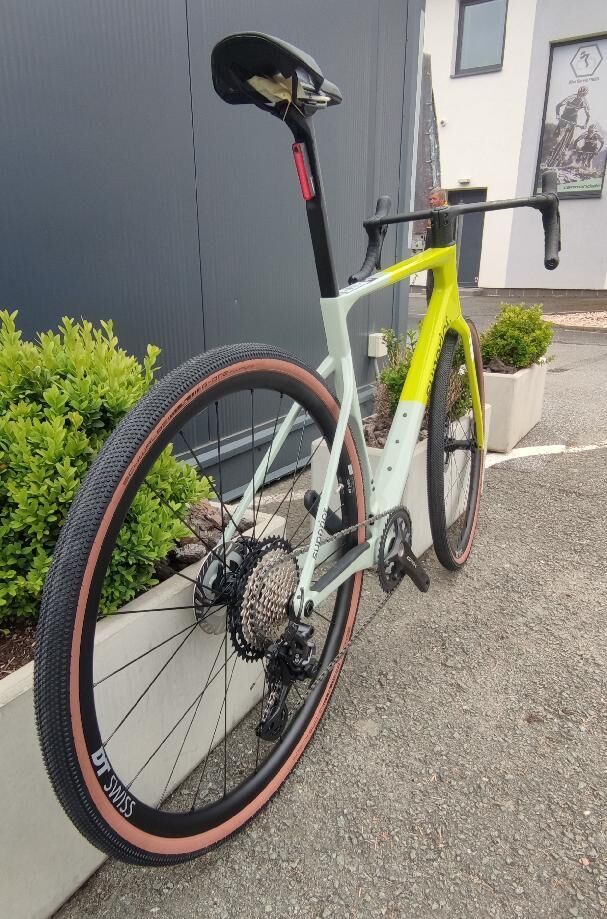  SUPERIOR XR 9.7 GR Gloss Grey/Racing Yellow, vel. 56 cm (L) Kód produktu: 801.2025.28010 