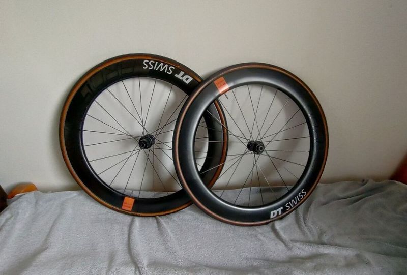KARBONOVÁ ZAPLETENÁ KOLA DT SWISS 62mm. PC=60.990,-