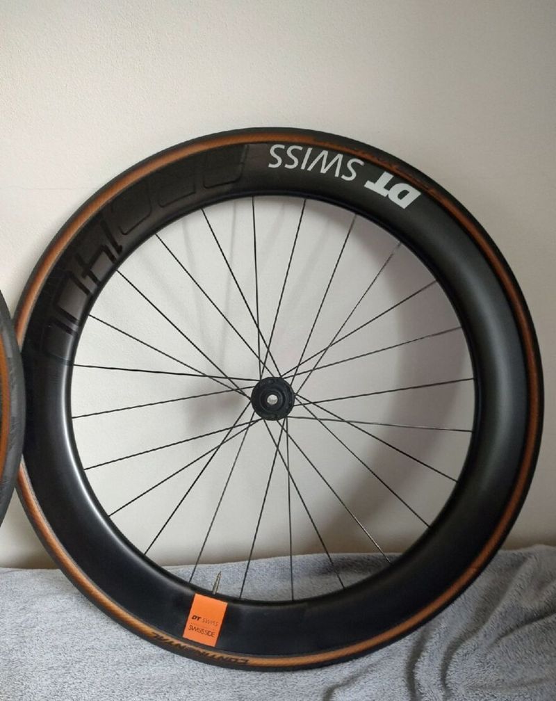 KARBONOVÁ ZAPLETENÁ KOLA DT SWISS 62mm. PC=60.990,-