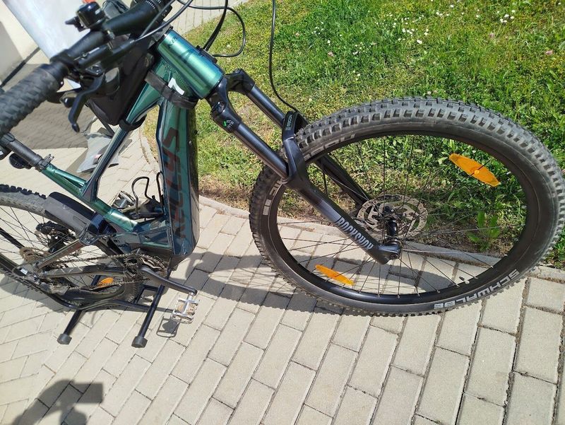 NOVÝ KELLYS Theos R50 LTD 29"/27.5" 725Wh SLEVA 7000,-Kč 