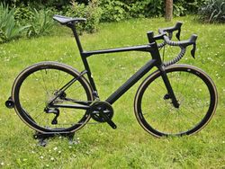 Endurance silnička BMC Roadmachine na Shimano 105 Di2