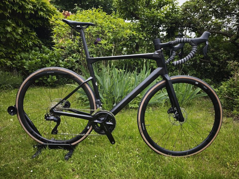 Endurance silnička BMC Roadmachine na Shimano 105 Di2