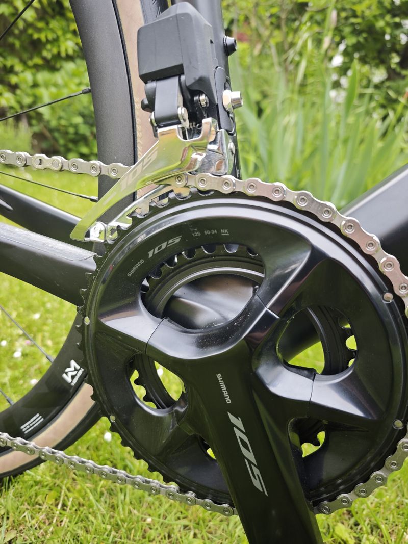 Endurance silnička BMC Roadmachine na Shimano 105 Di2