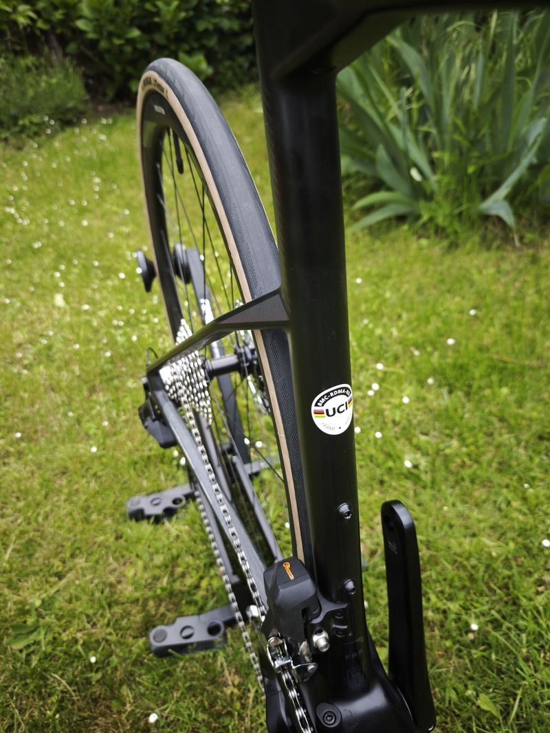 Endurance silnička BMC Roadmachine na Shimano 105 Di2