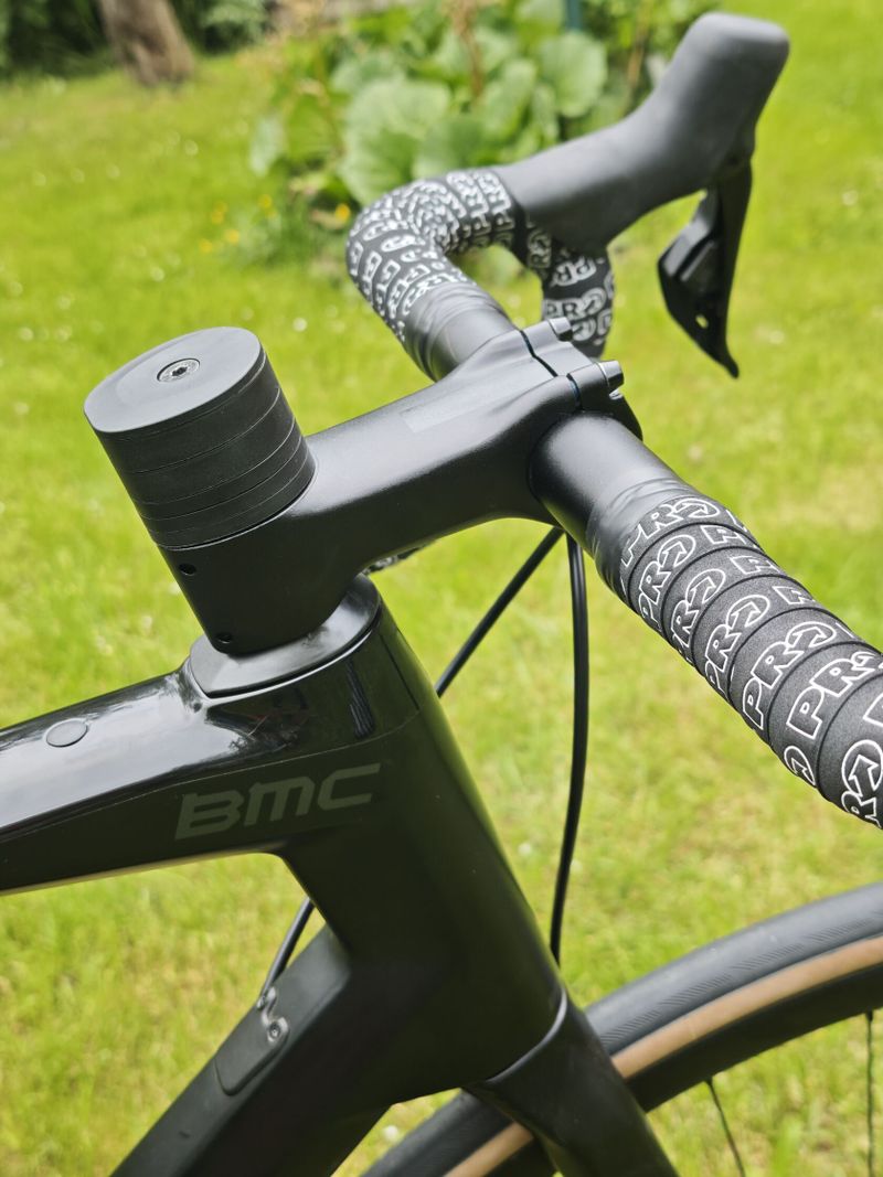 Endurance silnička BMC Roadmachine na Shimano 105 Di2