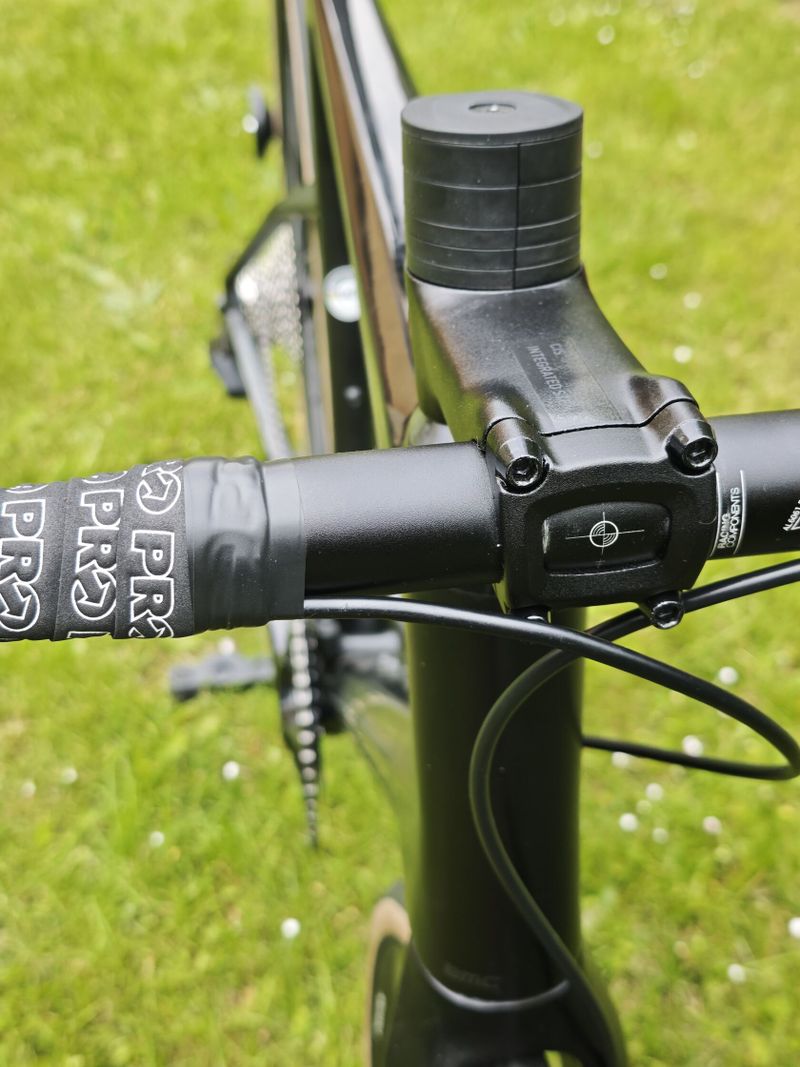 Endurance silnička BMC Roadmachine na Shimano 105 Di2