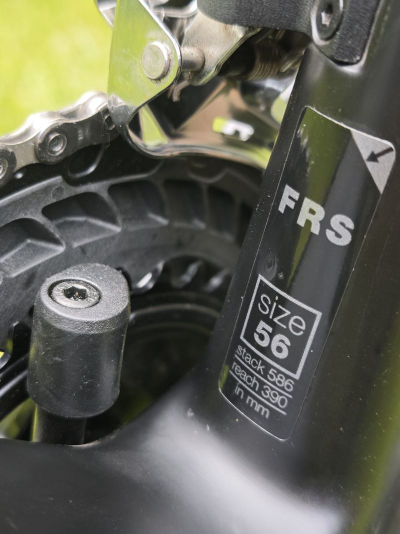 Endurance silnička BMC Roadmachine na Shimano 105 Di2