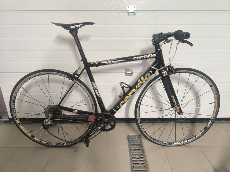 Cervelo s rovnými řídítky 5,6kg