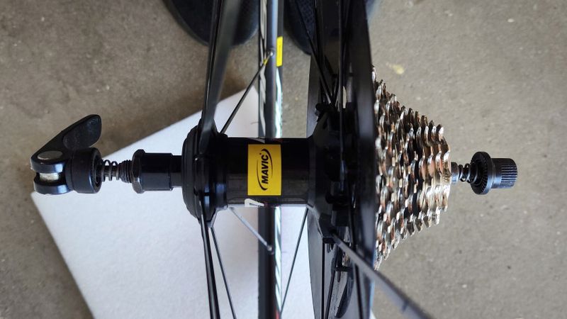 Zapletená silniční kola Mavic Aksium Race