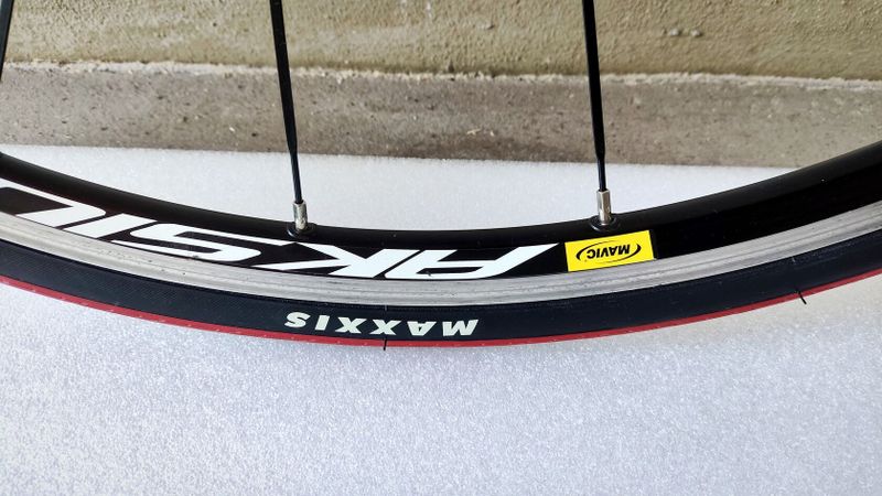 Zapletená silniční kola Mavic Aksium Race