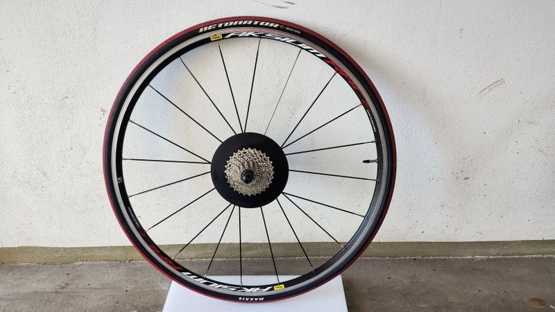 Zapletená silniční kola Mavic Aksium Race
