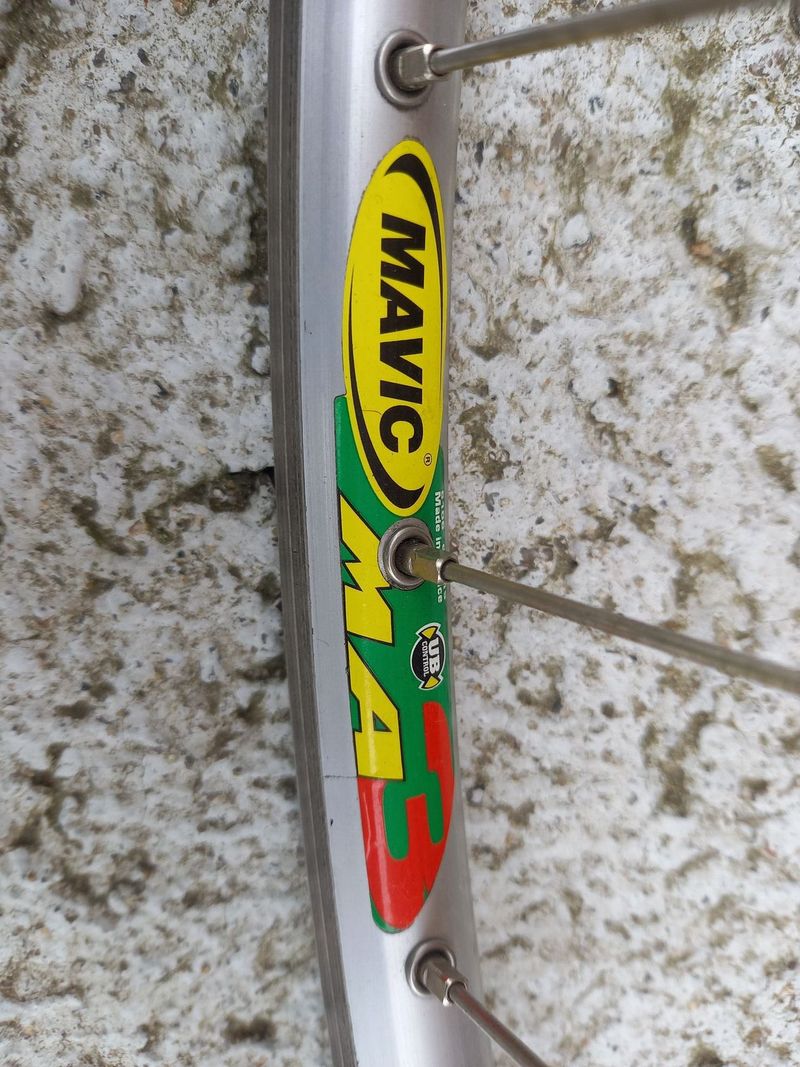 Klasická silniční kola s kazetou Campagnolo Veloce 9sp