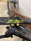 Polep na vidlici RS Zeb select a tlumič RS Super deluxe select +