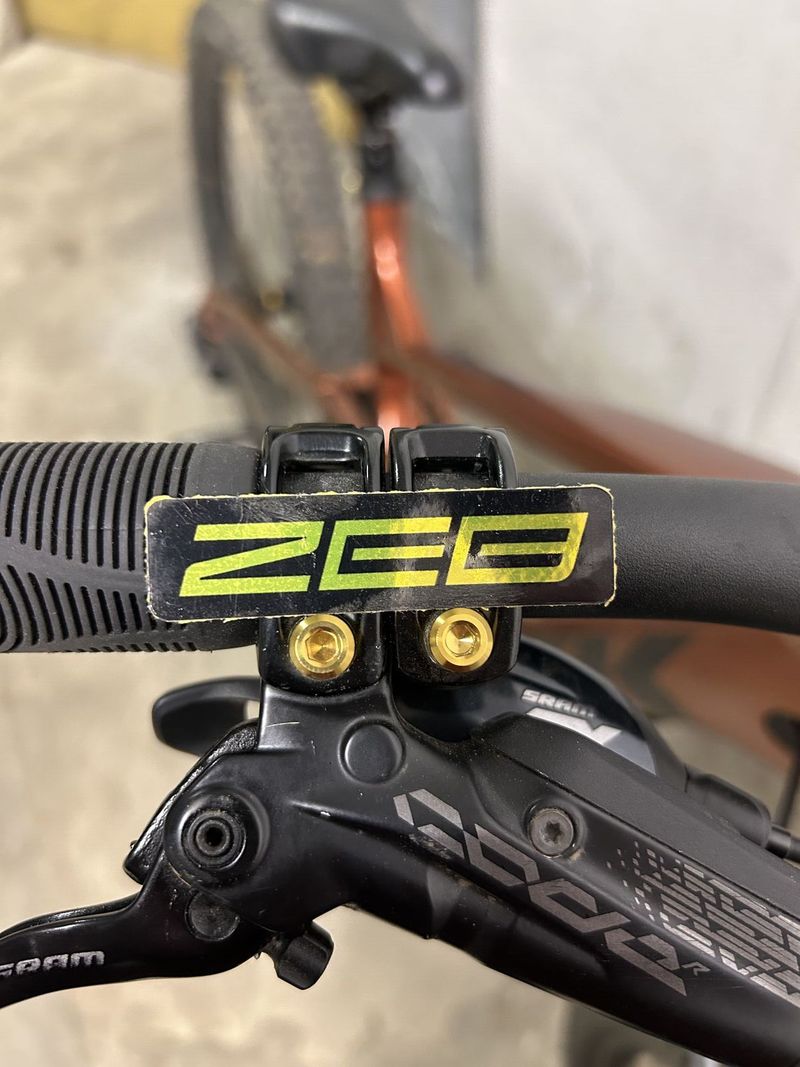 Polep na vidlici RS Zeb select a tlumič RS Super deluxe select +