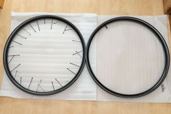 Dva asymetrické 29" karbonové MTB ráfky EIE