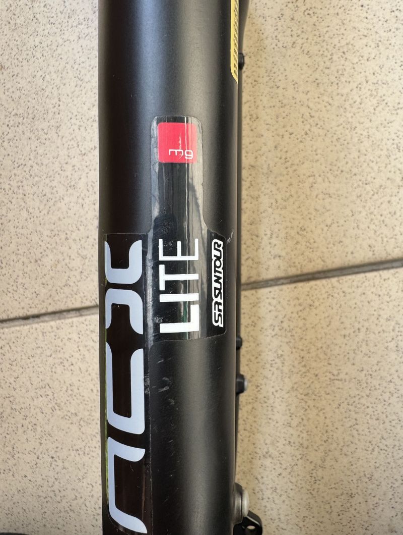 SR suntour lite 63mm 28"