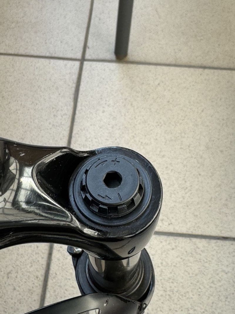 SR suntour lite 63mm 28"