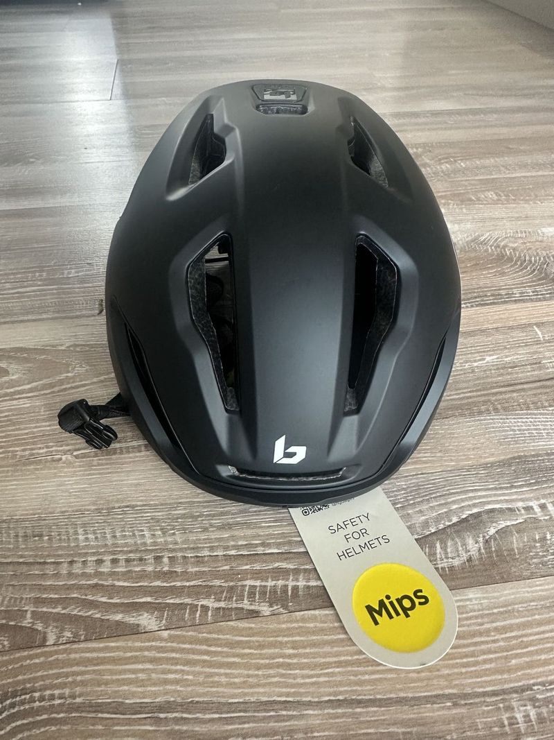Silniční helma Bollé mips