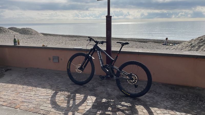 Prodám Santa Cruz Nomad 6 C/R matte-carbon, velikost M