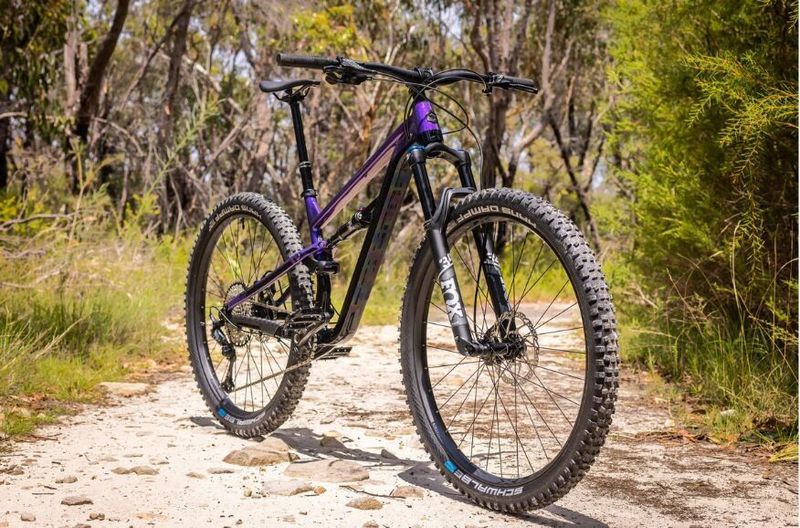 53.999 Kč!(PC 64.999 Kč) SISKIU T8 150/140 - L - FOX 34/FOX FLOAT DPS - SLX 1X12 - nové kolo,vzorek
