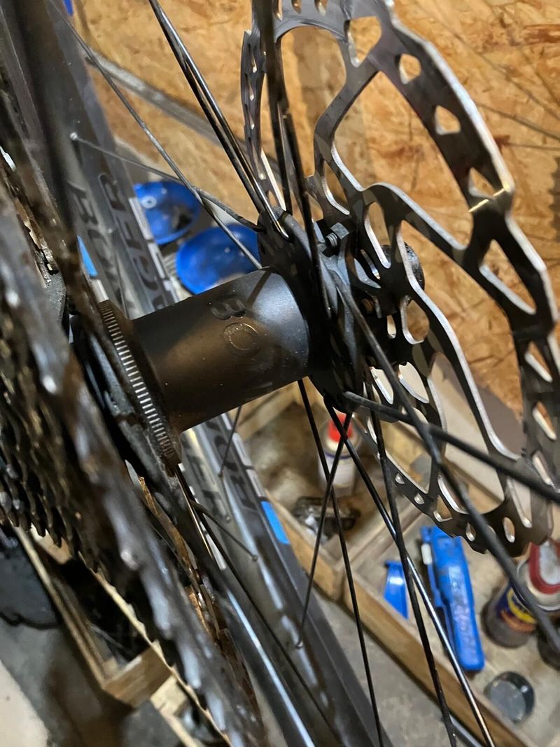 Prodám BOOST zadní kolo BONTRAGER 29" – prasklý ráfek
