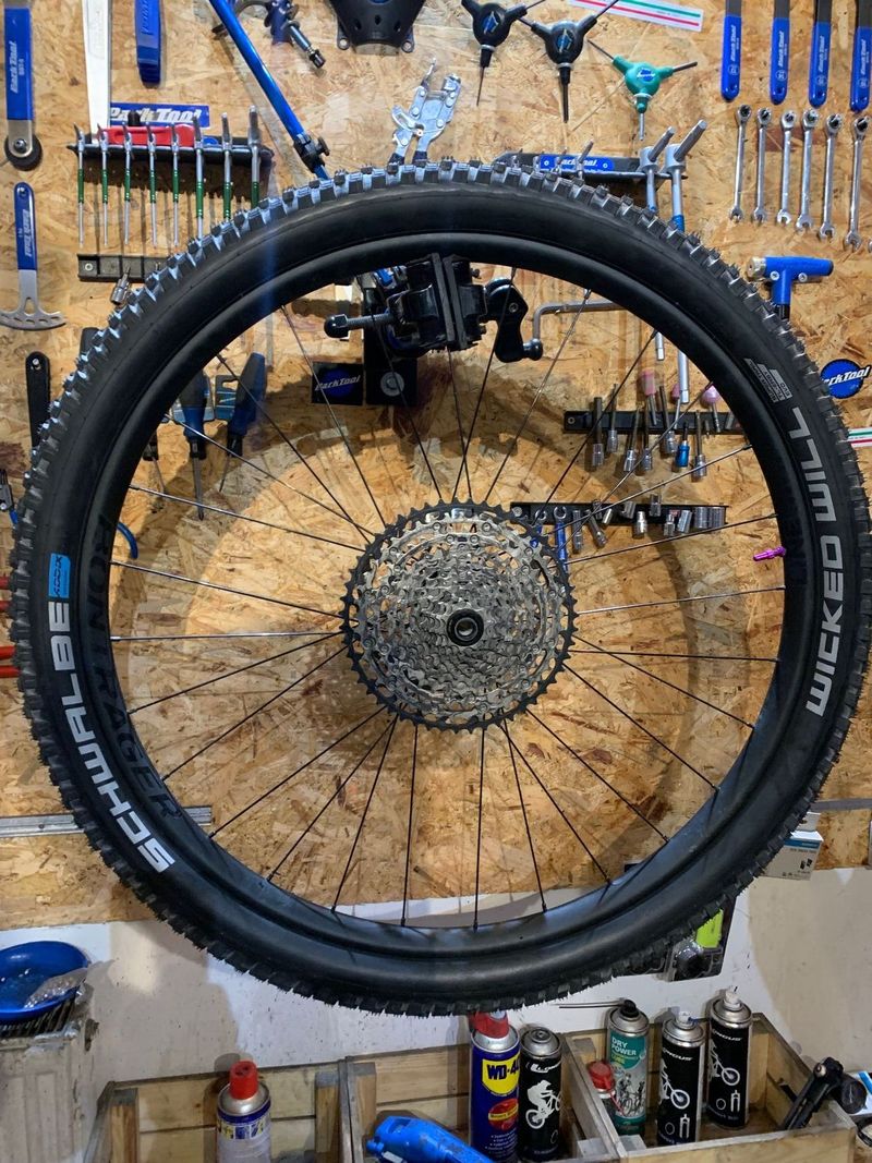 Prodám BOOST zadní kolo BONTRAGER 29" – prasklý ráfek