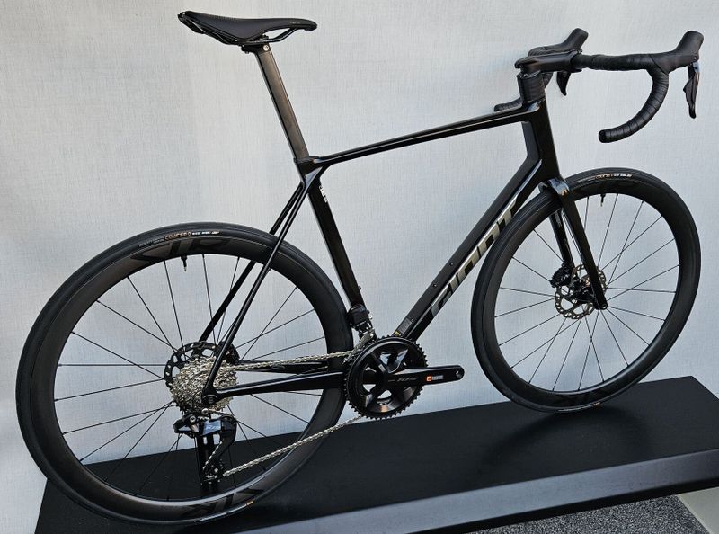 GIANT TCR Advanced Pro 1 Di2 2025 – závodní karbonová silnička - NOVÁ