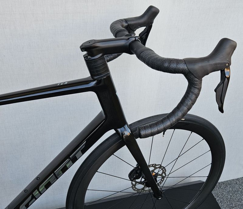 GIANT TCR Advanced Pro 1 Di2 2025 – závodní karbonová silnička - NOVÁ